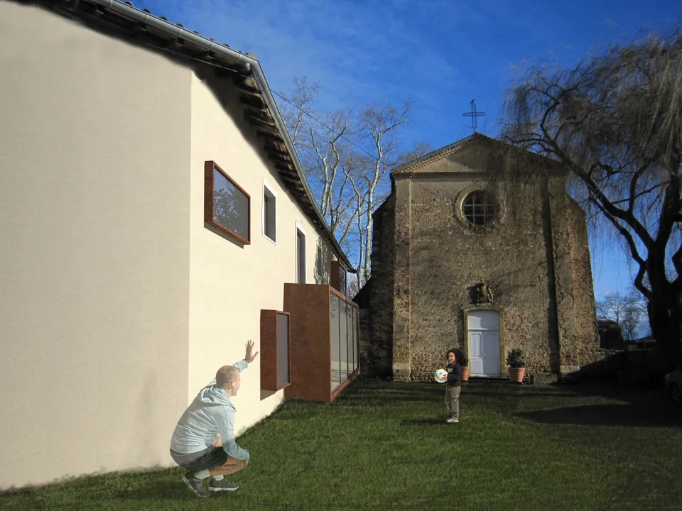 La façade exposée plein sud permet de profiter de la lumière en été mais elle permet aussi la création de baies vitrées pour faire rentrer le maximum de luminosité et de chaleur en hiver.